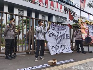 Mahasiswa Hadiahi Tikus Putih ke Kejati Jabar