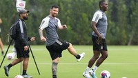 Penyerang Inter Miami Lionel Messi (tengah) melakukan latihan untuk pertandingan sepak bola Piala Liga di Fort Lauderdale, Florida, Kamis (20/7/2023). Pelatih Inter Miami, Tata Martino menegaskan dua pemain anyar mereka, Lionel Messi dan Sergio Busquets dalam kondisi yang fit untuk menjalani debut pekan ini. Namun apakah mereka dimainkan sejak awal atau tidak, itu diputuskan nanti.