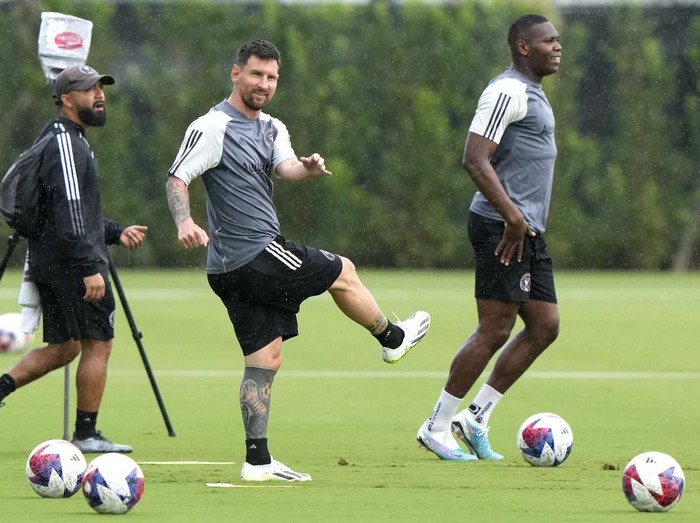 Melihat Latihan Messi Jelang Debut Bersama Inter Miami Inter Miami forward Lionel Messi, second from left, does drills during practice for a Leagues Cup soccer match, Thursday, July 20, 2023, in Fort Lauderdale, Fla. Inter Miami plays Cruz Azul Friday in Fort Lauderdale. (AP Photo/Lynne Sladky)