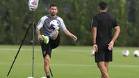 Messi dan Busquets dijadwalkan melakoni debutnya saat Inter Miami menghadapi Cruz Azul di Piala Liga, Sabtu (23/7) pagi WIB. Turnamen ini merupakan ajang mempertemukan klub MLS dan Liga Meksiko. Messi dan Busquets punya kesempatan memberi gelar pertama pada tim baru mereka di ajang ini.  