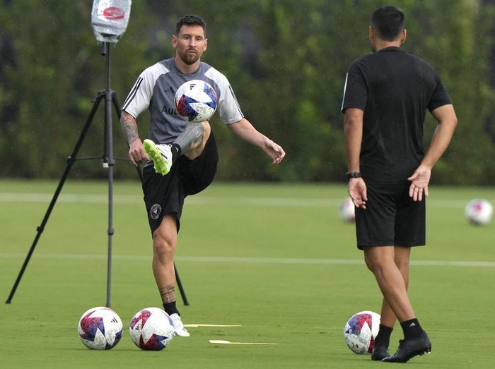 Melihat Latihan Messi Jelang Debut Bersama Inter Miami Inter Miami forward Lionel Messi, second from left, does drills during practice for a Leagues Cup soccer match, Thursday, July 20, 2023, in Fort Lauderdale, Fla. Inter Miami plays Cruz Azul Friday in Fort Lauderdale. (AP Photo/Lynne Sladky)