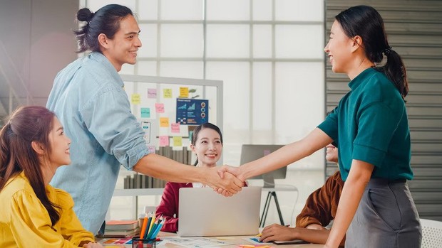 Mengingat nama orang saat pertama kali berkenalan bisa membuat diri menjadi lebih menarik dan disukai orang/Foto: Freepik/@tirachardz Mengingat nama orang saat pertama kali berkenalan bisa membuat diri menjadi lebih menarik dan disukai orang