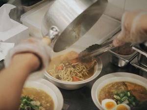 5 Tempat Makan Mie Kari yang Gurih Mantap Kuahnya