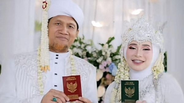 Suamiku Adalah Teman Ayahku, Ini Foto Pernikahan Viral Beda Usia 34 Tahun