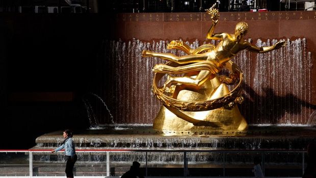 NEW YORK, NY - OCTOBER 11: People skate past the Prometheus statue on the ice rink at the Rockefeller Center, October 11, 2016 in New York City. The iconic ice rink opened for its 80th season today.   Drew Angerer/Getty Images/AFP (Photo by Drew Angerer / GETTY IMAGES NORTH AMERICA / Getty Images via AFP)