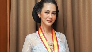 Foto Gaya Anggun Paula Verhoeven Berkebaya Terima Gelar dari Keraton Solo