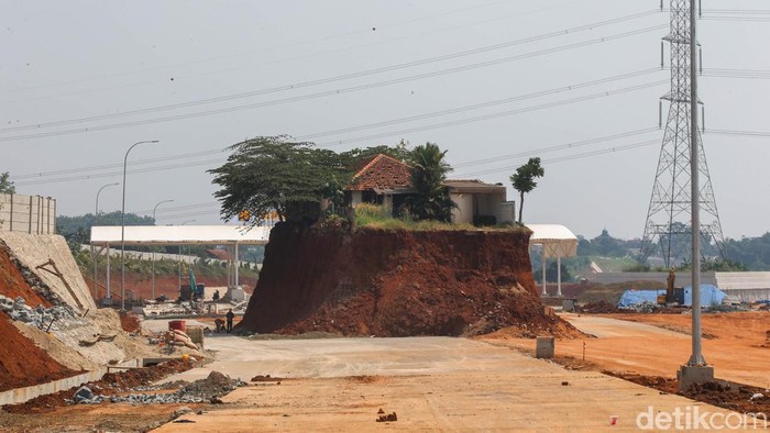 Sebuah rumah tampak masih berdiri ditengah proyek tol Serpong Cinere di kawasan Limo, Depok, Jawa Barat, Jumat (21/7/2023). Rumah ini belum di bongkar karena sampai saat ini sang pemilik rumah masih belum mendapatkan ganti rugi.