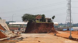 Sepetak Rumah Tersisa di Tengah Proyek Tol Cijago