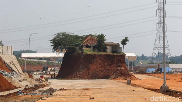 Sepetak Rumah Tersisa di Tengah Proyek Tol Cijago