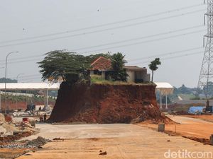 Sepetak Rumah Tersisa di Tengah Proyek Tol Cijago Sepetak Rumah Tersisa di Tengah Proyek Tol Cijago