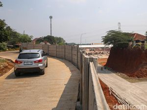6 Foto Pembongkaran Rumah di Tengah Proyek Tol Cijago