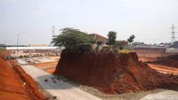 Penampakan Rumah Berdiri Kokoh di Tengah Proyek Tol Cijago