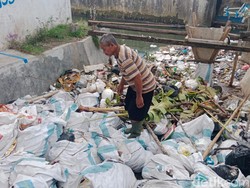 Jerit Penjaga Pintu Air Ciloseh Tasik gegara Tumpukan Sampah