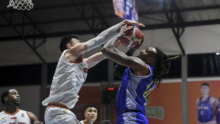 Pebasket Prawira Harum Bandung Jarred Dwayne Shaw (kanan) dihadang pebasket Pelita Jaya Bakrie Jakarta Vincent Rivaldi Kosasih saat berusaha memasukan bola pada pertandingan game pertama final IBL 2023 di Hall Basket Senayan, Jakarta, Kamis (20/07/2023) malam. Pelita memulai laga dengan lambat, namun berhasil memimpin 19-16 di akhir kuarter pertama. Prawira bangkit di kuarter kedua dan menahan Pelita di akhir paruh pertama dengan skor imbang 38-38.