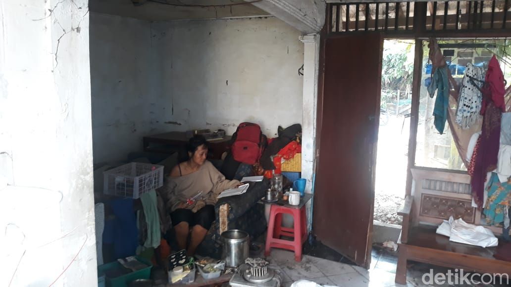 Seorang wanita bernama Putri (50), hidup seorang diri dan tinggal di sebuah rumah tua dengan kondisi yang memprihatinkan dan tak layak untuk dihuni.