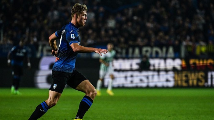 Atalantas Danish forward Rasmus Hojlund runs with the ball during the Italian Serie A football match between Atalanta and Sassuolo on October 15, 2022 at the Atleti Azzurri dItalia stadium in Bergamo. (Photo by MIGUEL MEDINA / AFP)