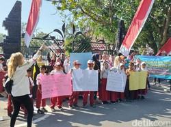 Ratusan Ortu-Siswa Demo Bupati dan DPRD Bojonegoro Tolak Merger SDN