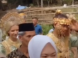 Momen Pernikahan Bule Polandia dan Pria Sinjai Pakai Baju Adat Bugis