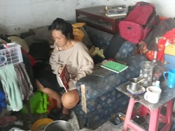 Tinggal di Rumah Reyot Tanpa Listrik, Putri Ngaku Pernah Jadi Model Dewasa