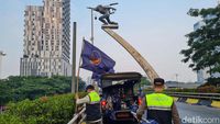 Satpol PP Tertibkan Bendera Parpol di Flyover Pancoran