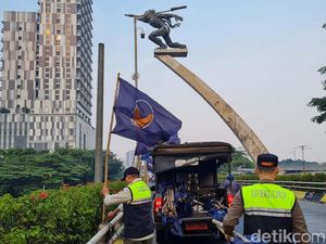 Satpol PP Tertibkan Bendera Parpol di Flyover Pancoran