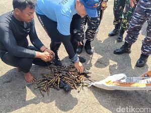 Selami Bangkai Kapal Perang di Cilacap, Kopaska Temukan Berbagai Amunisi Selami Bangkai Kapal Perang di Cilacap, Kopaska Temukan Berbagai Amunisi