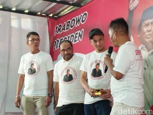 Momen Pedagang Beri Cincin Berlian dan Parfum untuk Prabowo Momen Pedagang Beri Cincin Berlian dan Parfum untuk Prabowo