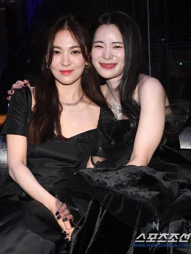 Song Hye Kyo dan Lim Ji Yeon di Blue Dragon Series Awards 2023