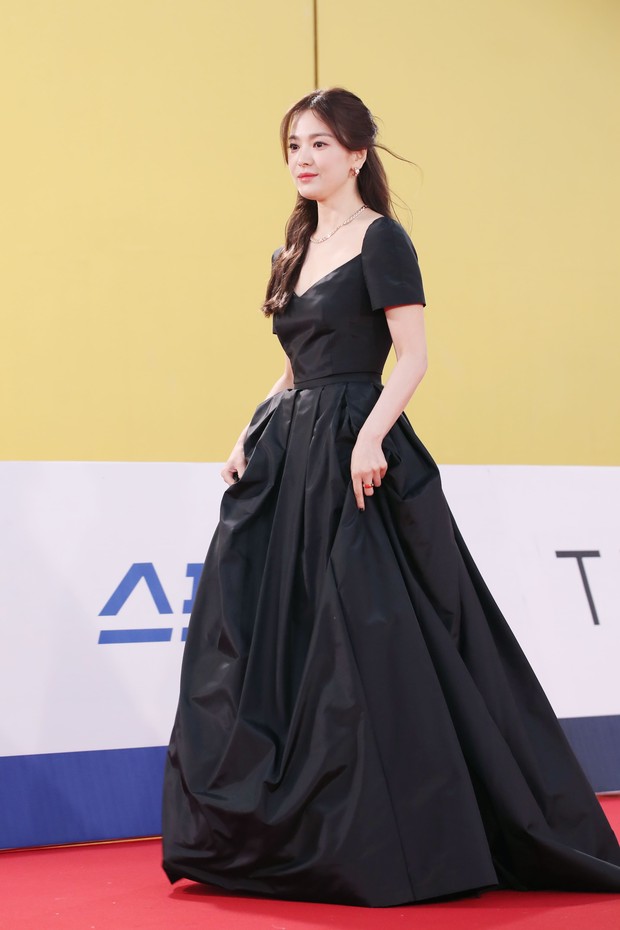 Song Hye Kyo di Blue Dragon Series Awards 2023