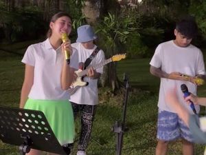 Syahnaz Chill Nyanyi Direkam Suami, Dianggap Tersenyum di Atas Derita Orang Lain Syahnaz Chill Nyanyi Direkam Suami, Dianggap Tersenyum di Atas Derita Orang Lain