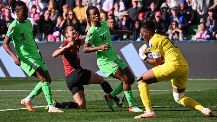 Nigerias goalkeeper #16 Chiamaka Nnadozie (R) saves a shot from Canadas forward #11 Evelyne Viens (2nd L) during the Australia and New Zealand 2023 Womens World Cup Group B football match between Nigeria and Canada at Melbourne Rectangular Stadium, also known as AAMI Park, in Melbourne on July 21, 2023. (Photo by WILLIAM WEST / AFP)