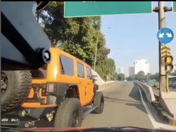 Menilik Pajak Jeep Rubicon yang Tancap Gas Usai Serempet Mobil Lain