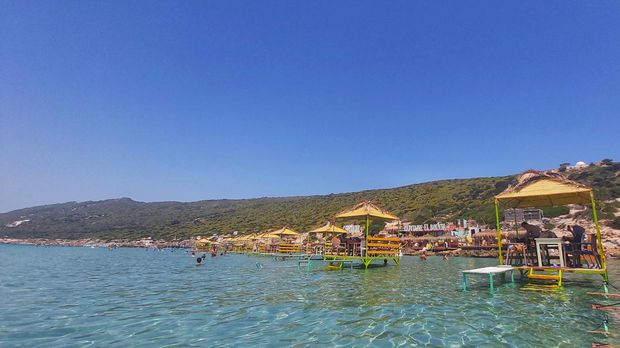 Warga Tunisia berendam di pantai seharian karena cuaca panas ekstrem