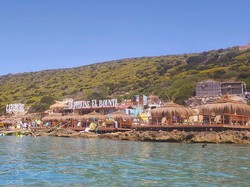 Hadapi Panas Ekstrem, Warga Tunisia Pilih Berendam di Pantai Seharian