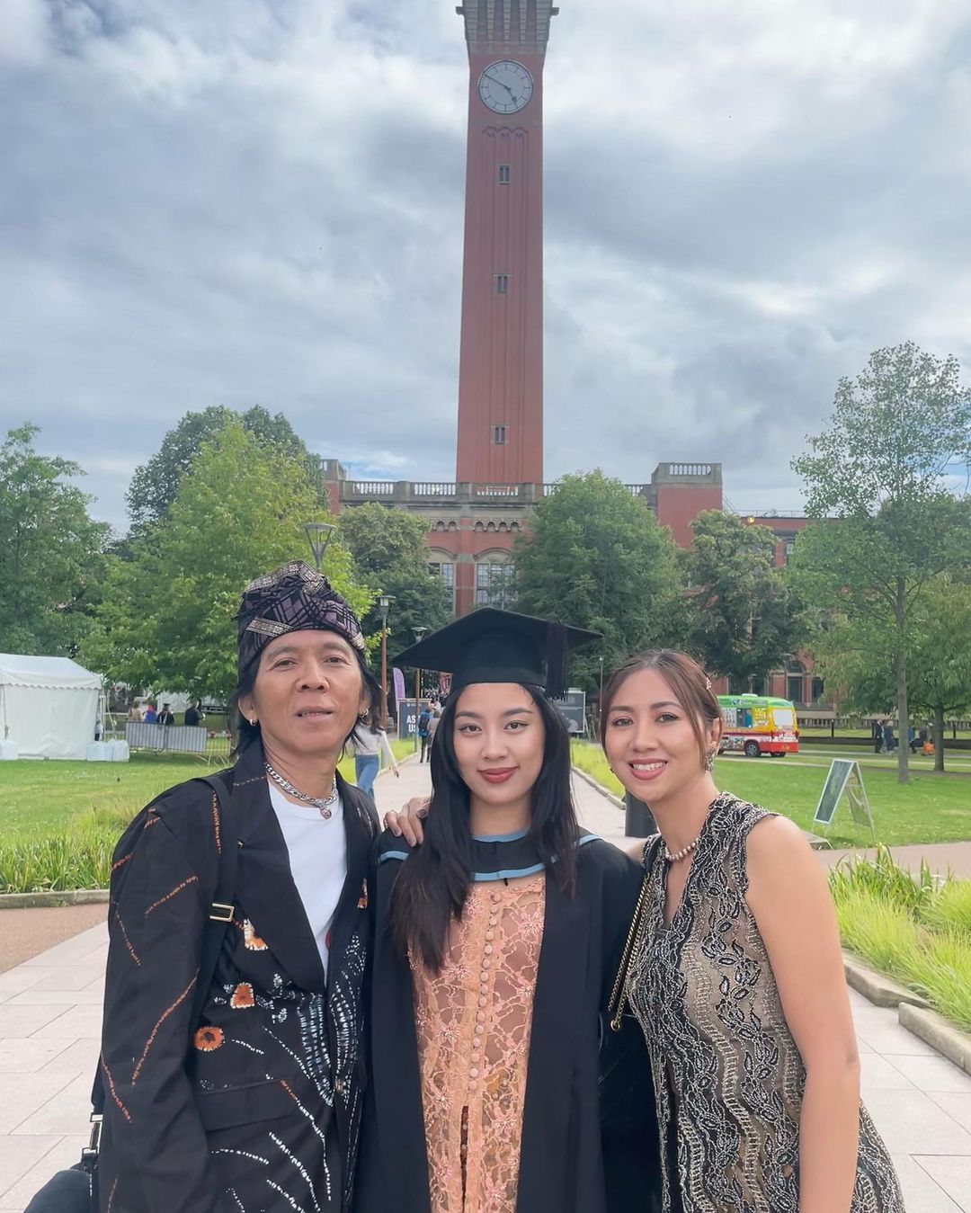 Wisuda Mezzaluna Anak Bimbim Slank