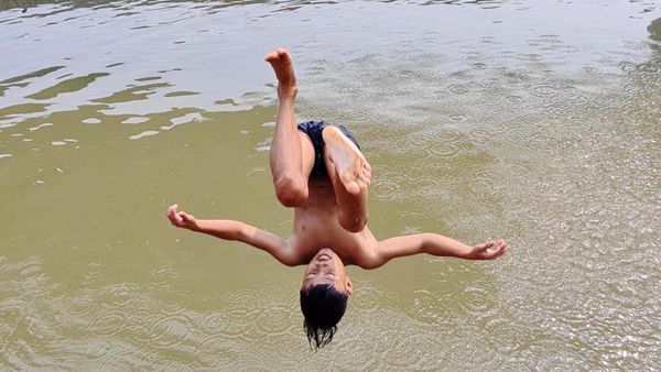 Aksi Anak-anak Salto ke Kalimalang