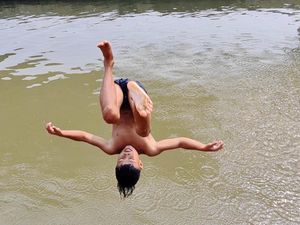 Aksi Anak-anak Salto ke Kalimalang