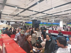 Setengah Jam Jelang Transmart Full Day Tutup, Area Elektronik Makin Ramai
