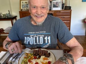 Buzz Aldrin Pakai Tiga Jam Tangan Bersamaan, Ada Alasannya