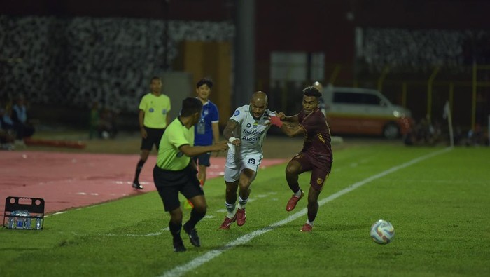 Duel pemain Persib Bandung dan PSM Makassar di Stadion BJ Habibie, Sabtu (22/7/2023).