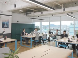 EXO Lepas Kerjaan Jadi Idola K-Pop dan Jadi Karyawan Kantoran?