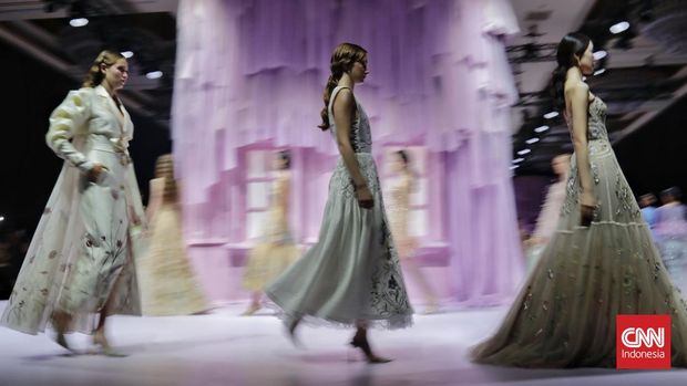 Sejumlah model memperagakan busana koleksi Hian Tjen yang bertema The Seed, dalam rangkaian pagelaran Mulia in Fashion 2023. Jumat, 21 Juli 2023. (CNN Indonesia/Adhi Wicaksono)