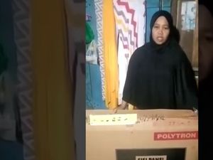 Heboh Emak-emak di Luwu Timur Terima Doorprize TV Rusak dari PDIP Heboh Emak-emak di Luwu Timur Terima Doorprize TV Rusak dari PDIP