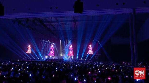 Taeyeon Girls' Generation alias SNSD resmi membuka konser solo perdana di Indonesia dengan membawakan single INVU. Konser bertajuk Taeyeon Concerts - The Odd of Love in Jakarta itu digelar di ICE BSD Tangerang pada Sabtu (22/7) siang.