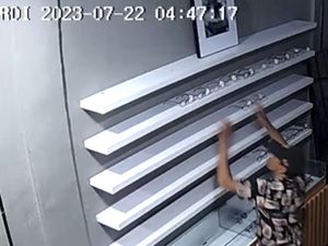 Polisi Cek CCTV Toko Kacamata Tangsel Dibobol Maling, Pelaku Diduga 2 Orang