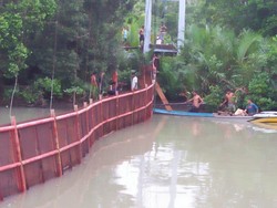Jeritan Warga Halmahera Barat Harus Gantian Naik Perahu gegara Jembatan Putus
