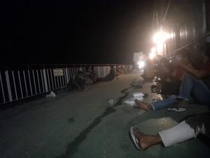 Kapal Mutiara Barat Terombang-ambing 24 Jam Lebih, Keluarga Penumpang Cemas Kapal Mutiara Barat Terombang-ambing 24 Jam Lebih, Keluarga Penumpang Cemas