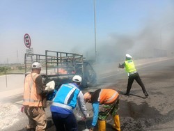 Pikap Gran Max Muat Sangkar Burung Hangus Terbakar di Tol Gempol-Surabaya