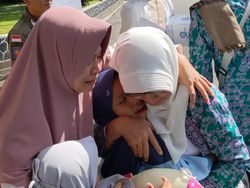 Tangis Haru Sambut Kedatangan Jemaah Haji Trenggalek