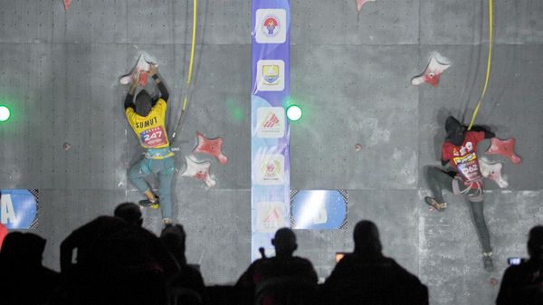 Seru! Atlet Panjat Tebing Adu Kecepatan di Jambi